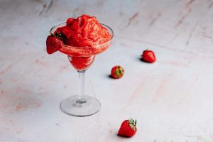 Kuvassa näkyy mansikkamargarita koristemansikoin.