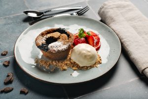 Kuvassa on mustikkakukko jälkiruokalautanen.