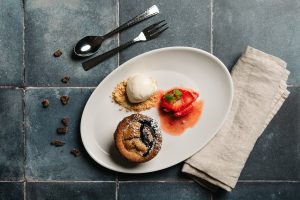 Kuvassa on mustikkakukko jälkiruokalautanen.