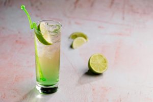 Kuvassa kupliva omenajuoma.